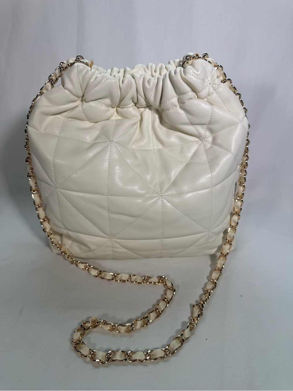 A New Day Ivory Quilted Puffer Bucket Bag Gold Chain Crossbody/Shoulder Purse